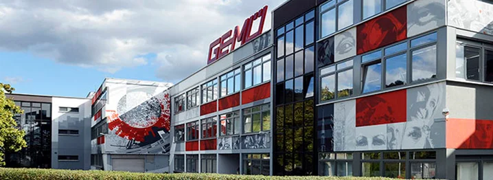 Moderne Gebäude mit auffälliger Fassadengestaltung in Rot und Grau